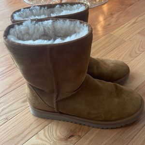 Women’s size 8 boots, barely worn, comfortable and warm.  Great condition